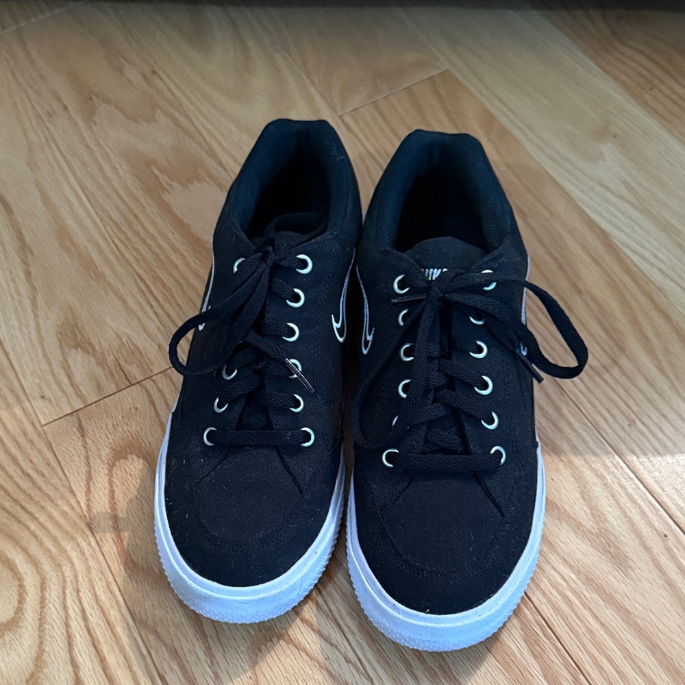 Nike women Black and White Sneakers - Picture 2 of 6